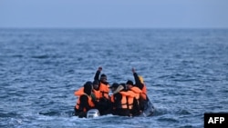 Britanicii vor să pună stop migrației în bărci mici prin Canalul Mânecii, însă experții în domeniu spun că politica de deportare nu va rezolva nimic.
