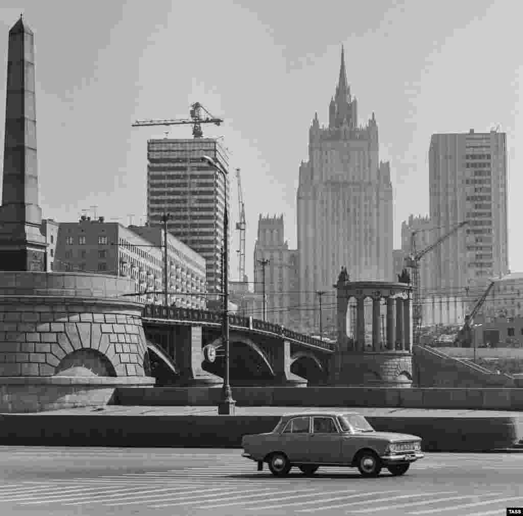 Здание министерства иностранных дел, 1972 год. По сохранившимся рассказам, Сталин, задумывая высотки, говорил: «Ездят у нас в Америку, а потом приезжают и ахают - ах, какие огромные дома! Пускай ездят в Москву, также видят, какие у нас дома, пусть ахают».