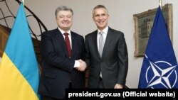 Președintele Ucrainei Petro Poroșenko și secretarul general al NATO Jens Stoltenberg, Bruxelles, 24 noiembrie 2017.