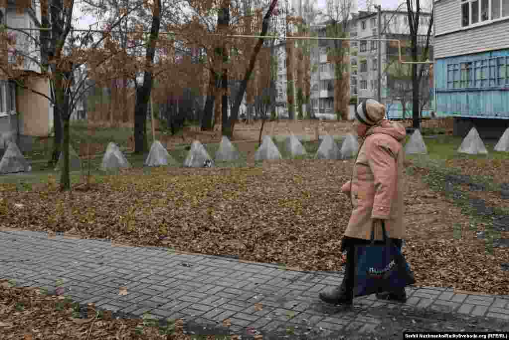 Një grua duke ecur në periferi të Pokrovskut në fillim të dhjetorit. Në ditët e para të pushtimit rus në shkallë të plotë, kolegët e mi dhe unë ishim vendosur në Pokrovsk, ku kafenetë, restorantet dhe qendrat tregtare ofronin një pushim nga vijat e para. Tani po e shohim teksa po bie. Që nga viti 2022, kam parë shumë qytete të pushtuara nga lufta. Disa bien shpejt dhe zhduken nga titujt e gazetave, të tjera qëndrojnë në fund të hidhur: Severodonjeck, Lisiçansk, Soledar dhe të tjera mbeten të njohura vetëm për ushtrinë dhe gazetarët. Tani Pokrovsku është në atë listë. &nbsp;
