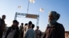 Afgani, așteptând la punctul de trecere a frontierei dintre Afganistan și Iran, Islam Qala. (fotografie de arhivă)