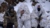 Anëtarët e Batalionit Siberian pro-ukrainas duke pushuar në një qendër stërvitore ushtarake pranë Kievit, Ukrainë, 13 dhjetor 2023.