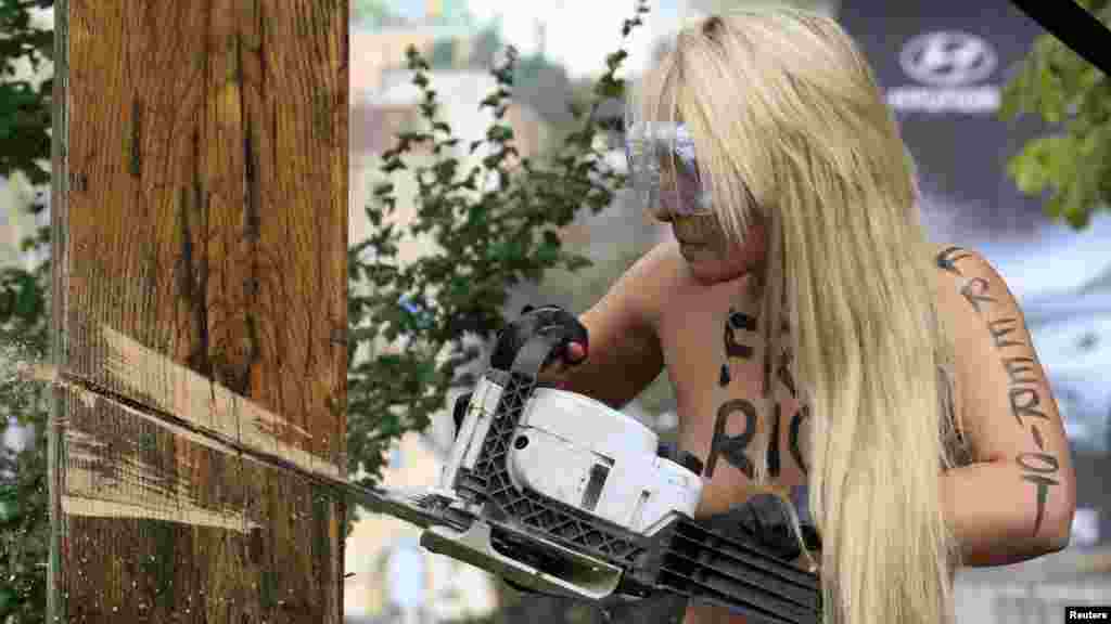 Protest feministkinja iz grupe Femen&nbsp; u Kijevu