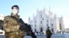 Vojnici sa maskama ispred katedrale Duomo, zatvorene od strane vlasti zbog epidemije korona virusa, u Milanu, Italija, 24. februar 2020. 