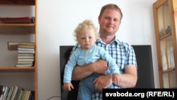 Andrej Sarenda (a képen 2017-ben fiával, Sztahhal) azt mondja, hogy megpróbál valamiféle normális életet teremteni gyermekei számára vilniusi száműzetésük alatt, miközben hazájukban bebörtönözték feleségét, Palina Sarenda-Panaszjukot
