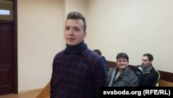 Белорусија - Судење на белорускиот новинар и блогер Раман Пратасевич обвинет за учество во протест во Минск на 21 октомври 2017 година. Фото - ноември 2017 година.
