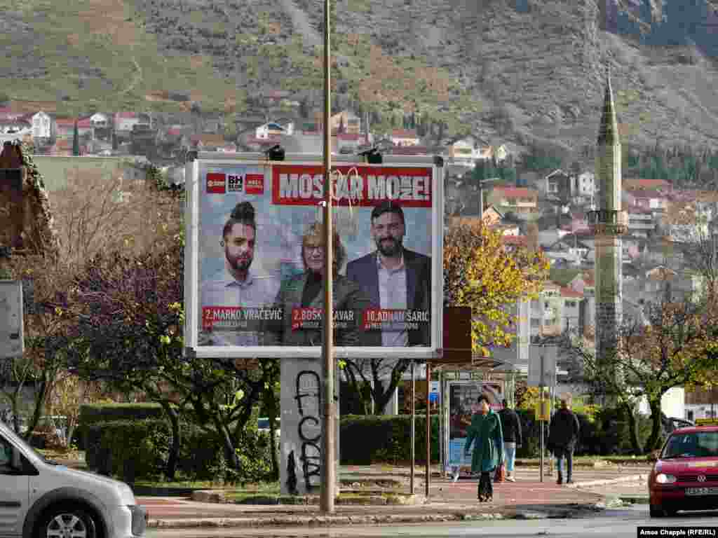 Politički poster za predstojeće izbore u centru grada Mostara. U Mostaru se 20. decembra održavaju opštinski izbori nakon više od 12 godina političkog ćorsokaka koji je ostavio grad bez funkcionalnog lokalnog vijeća. &nbsp;
