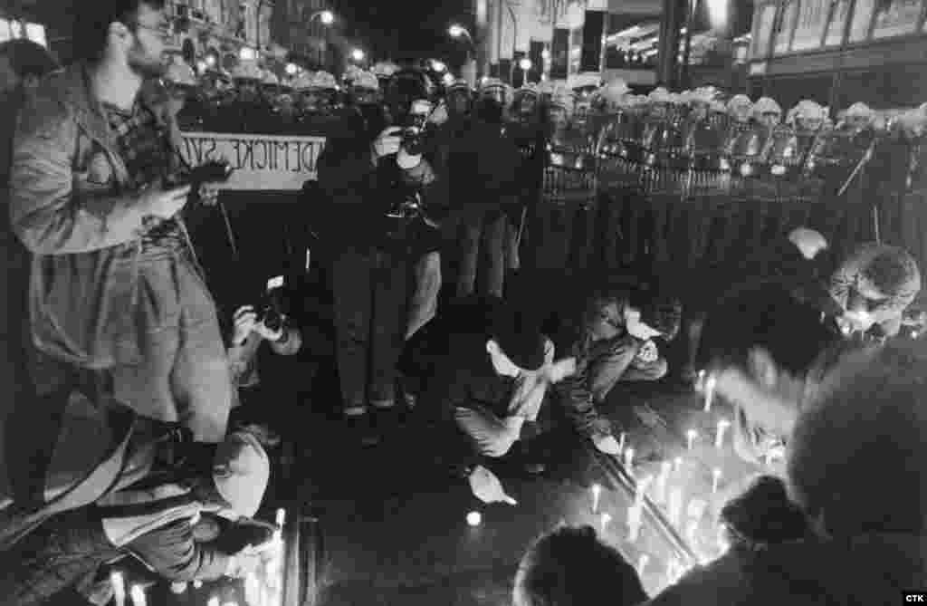 Студенти палят свещи пред полицейския кордон. Въпреки че протестът е мирен и студентите скандират &quot;Ние сме с голи ръце&quot;, силите за сигурност препречват всички изходи и атакуват демонстрантите.&nbsp;