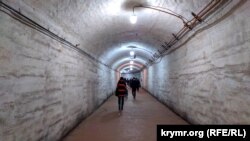 Туристи се разхождат в коридор в базата за подводници в Балаклава през април 2019 г. Базата функционира под руски контрол като Музей на Студената война.