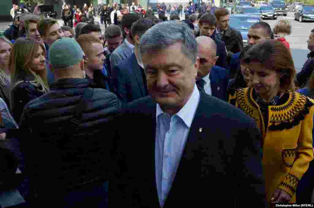 Петр Порошенко разговаривает с корреспондентом Украинской службы Радио Свобода на избирательном участке в Доме офицеров в Киеве, куда он приехал голосовать вместе с женой Мариной.&nbsp;