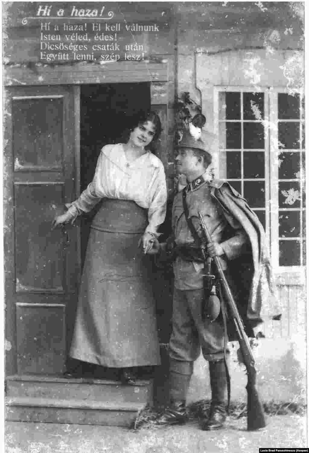 O carte poștală înfățișând un soldat etnic maghiar care își ia rămas-bun de la iubita sa, în&nbsp; Transilvania anului 1917. Textul spune: &bdquo;Patria mă cheamă. Trebuie să ne despărțim acum. Dumnezeu fie cu tine, draga mea. Vom fi din nou împreună după Marele Război! &rdquo; Pe lângă impactul unor imagini istorice cum este aceasta, Szocs spune că este fascinat de poveștile personale pe care le descoperă în unele dintre fotografii.