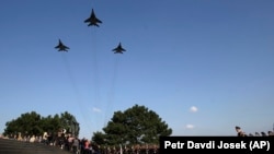 A szlovák hadsereg MiG-29-es harci gépei a Szlavin emlékmű felett Pozsony felszabadításának 65. évfordulóján. 2010. április 7.