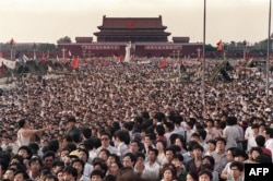 Okupljanje Kineza oko replike Kipa Slobode na trgu Tijenanmen koji zahtijevaju demokratiju uprkos prijekog suda i uprave vojske u Pekingu u junu 1989. godine.