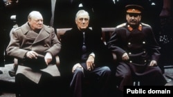 În 1945, la Ialta, premierul Marii Britanii, Winston Churchill, președintele SUA, Franklin Roosevelt, și dictatorul sovietic Iosif Stalin au împărțit Europa în sfere de influență 
