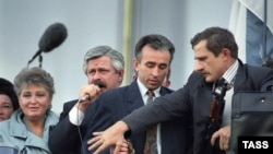 Россия. Вице-президент РСФСР Александр Руцкой у Белого Дома. Москва, 03.10.1993