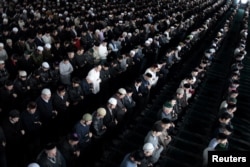 Bărbați la rugăciune într-o moschee din Nazran, Ingușetia (imagine de arhivă)