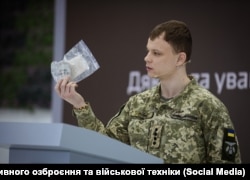 Представител на украинския Център за изследване на заловени и модерни оръжия и военно оборудване, Андрий Рудик, държи част от руска граната РГ-Во.