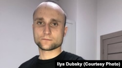 Fostul prizonier politic belarus, Ilia Dubski, recent eliberat împreună cu alți 51 de prizonieri. 