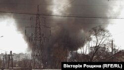 Влучили на територію підприємства енергетичної інфраструктури, виникла сильна пожежа. 