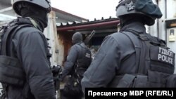 Полицаи от ГДБОП по време на акция. Снимката е илюстративна 