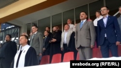 Магілёўскія чыноўнікі і духавенства слухаюць гімн “Малітва” стоячы