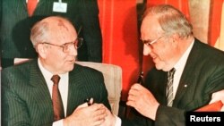 Съветският лидер Михаил Горбачов и германският канцлер Хелмут Кол в Берлин през ноември 1990 година, месец след като обединението на Германия вече е факт.