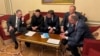 Prim-ministrul britanic Keir Starmer, președintele ucrainean Volodimir Zelenski, președintele francez Emmanuel Macron, cancelarul german Friedrich Merz și prim-ministrul polonez Donald Tusk discută la telefon cu președintele american Donald Trump. Kiev, Ucraina, mai 2025.