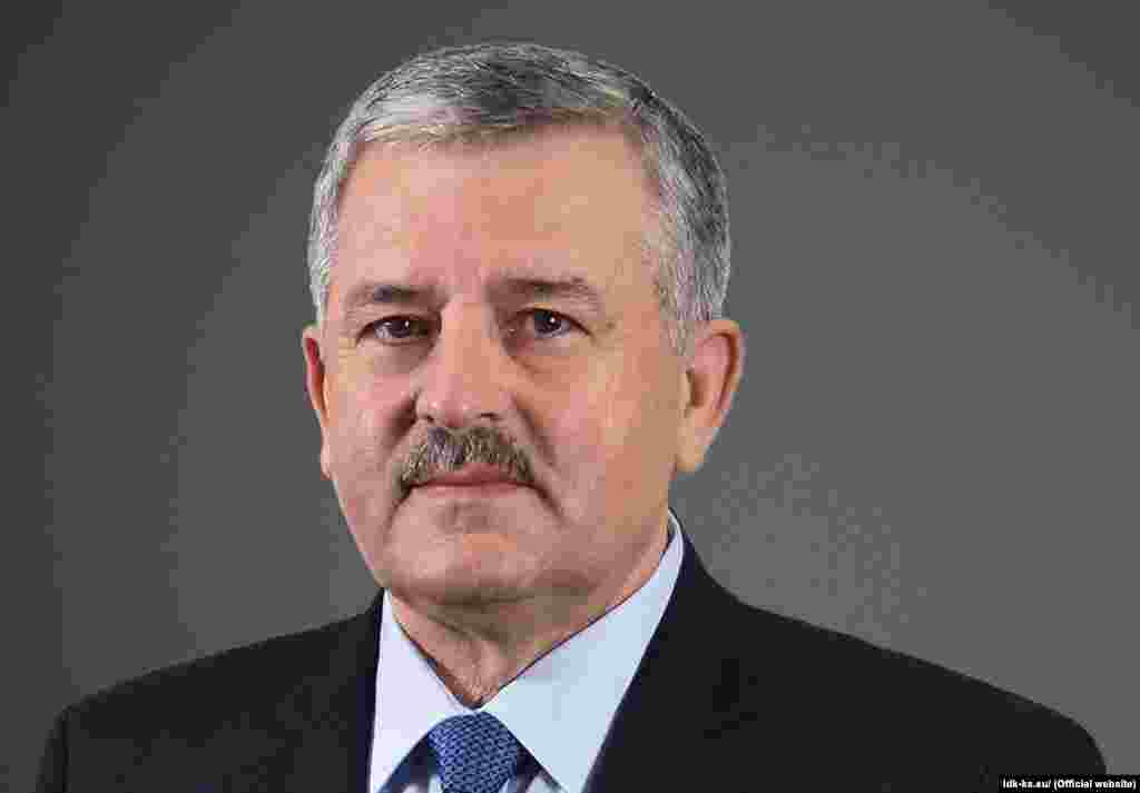 18 mars 2020 - Shfaqen mospajtime në qeverisjen LVV-LDK. Albin Kurti shkarkon ministrin e Punëve të Brendshme dhe Administratës Publike, Agim Veliun. LDK-ja nuk e pranon shkarkimin, nis procedurat për rrëzimin e qeverisë. 