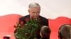 Ярослава Качиньского поздравляют с победой в первой туре президентских выборов в Польше