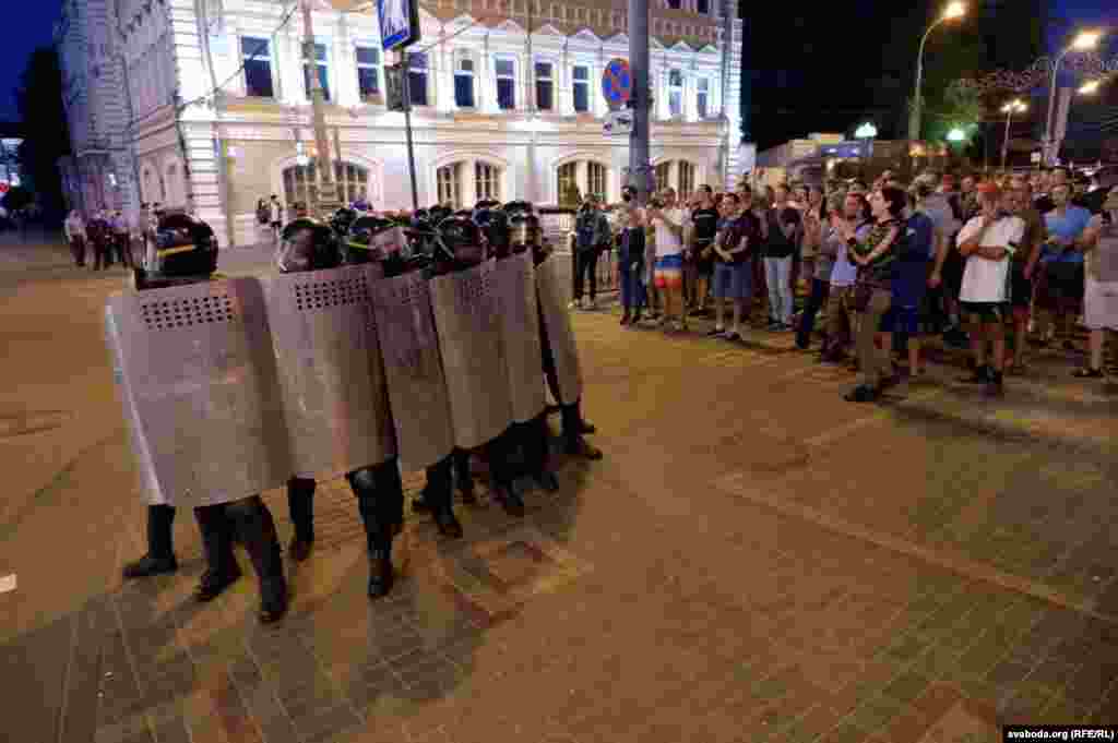 Policija za rasterivanje demonstracija i antivladini demonstranti u gradu Homelu.
