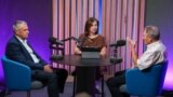 Victoria Coroban, gazda podcastului „Dincolo de știri”, alături de analiștii Nicolae Negru și Igor Boțan, în studioul Europei Libere de la Chișinău.