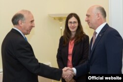 James Pettit și Pavel Filip (dreapta)