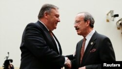 Државниот секретар на САД Мајк Помпео се ракува со членот на Комитетот за надворешни работи на Претставничкиот домnЕлиот Енгел