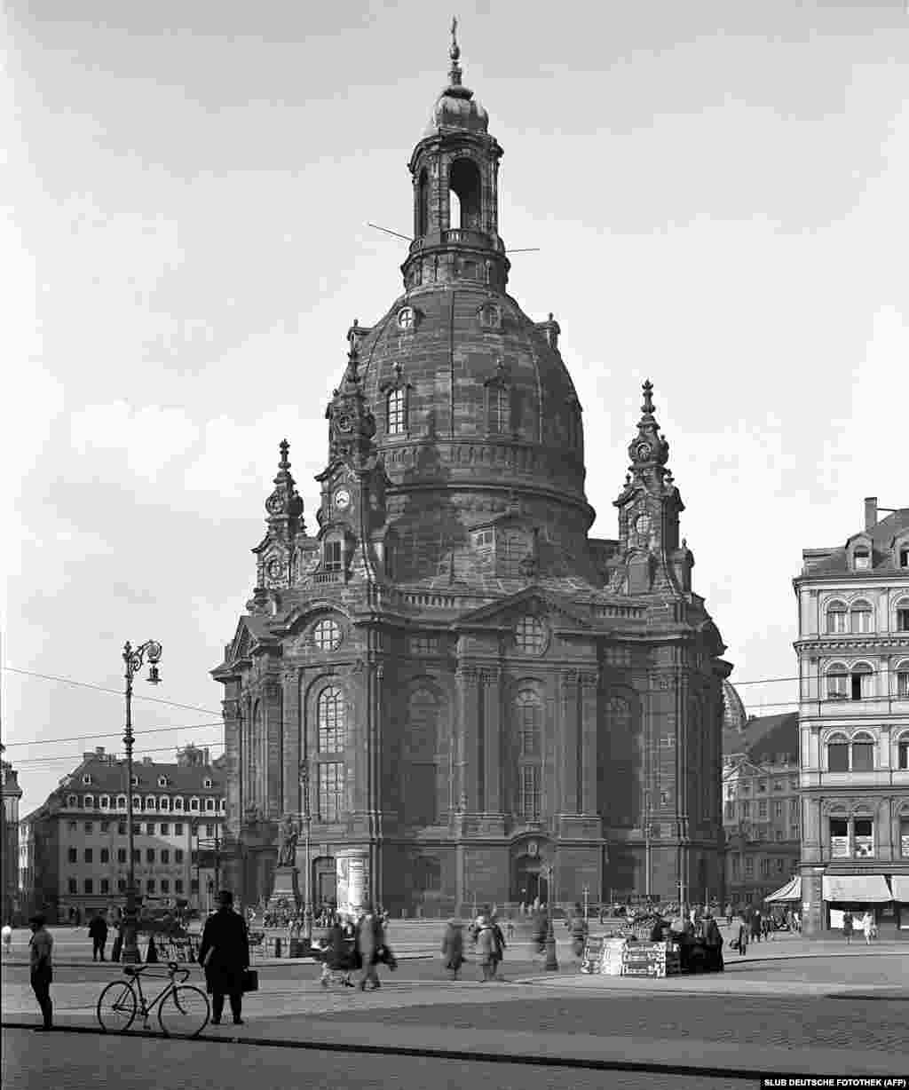 Biserica Sfintei Fecioare (Frauenkirche) în 1930, înainte de venirea naziștilor la putere &nbsp;