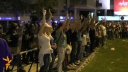 Devojke štitile policajce na protestu u Skoplju