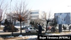 Një person ka vendosur maskë në fytyrë, për tu mbrojtur nga ndotja e ajrit. Prishtinë, 29 janar, 2018