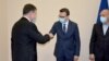 Delegacioni serb gjatë pritjes nga përfaqësuesi i BE-së për dialogun, Mirosllav Lajçak. Foto nga arkivi. 