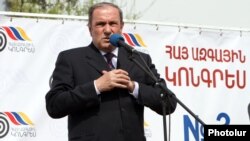 Լեւոն Տեր-Պետրոսյանը ելույթ է ունենում քարոզարշավի շրջանակներում, ապրիլ, 2012թ.
