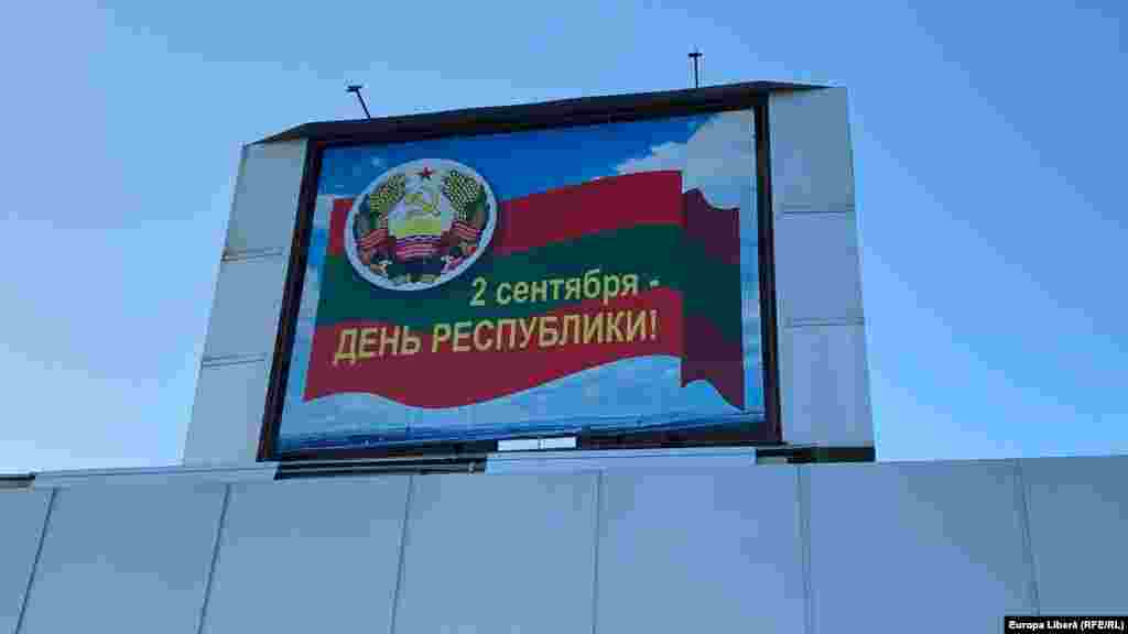 Banner pe care e scris: &quot;2 septembrie, ziua republicii&quot;
