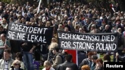 Ljudi čekaju na početak komemoracije na Trgu Pilsudskog u Varšavi