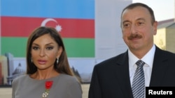 претседателот на Азербејџан Илхам Алиев и неговата сопруга
