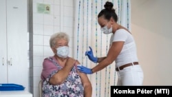 Harmadik oltásként az időseknél lényegesen gyengébb hatékonyságú kínai Sinopharm termékét adják be egy nőnek Hatvanban, 2021. szeptember 15-én. 