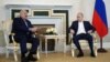 Președintele rus Vladimir Putin (dreapta) s-a întâlnit cu liderul belarus Aleksandr Lukașenka la Sankt Petersburg, pe 23 iulie 2023