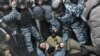 Cутичка активістів і «Беркута» в Гостиному дворі, Київ, 18 лютого 2013 року (©Alex Zakletsky)