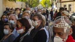С 23 апреля в Чехии началось массовое тестирование на коронавирус. На этой фотографии – очередь желающих сдать анализ.