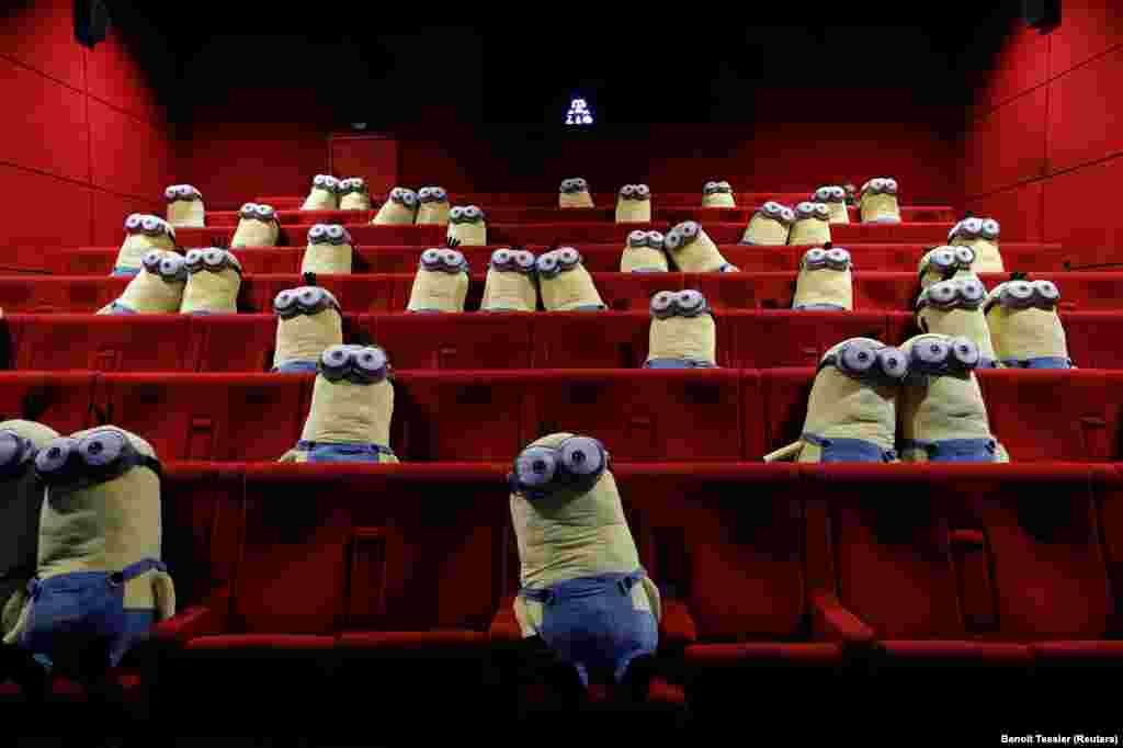 Куклите "minions" поставени во кино во Париз, Франција за спроведување на физичко дистанцирање