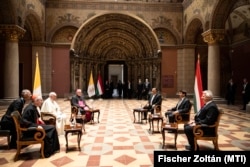 Ferenc pápa találkozója Áder János köztársasági elnökkel, Orbán Viktor miniszterelnökkel és helyettesével, Semjén Zsolttal az 52. Nemzetközi Eucharisztikus Kongresszus zárómiséje előtt a Szépművészeti Múzeumban 2021. szeptember 12-én