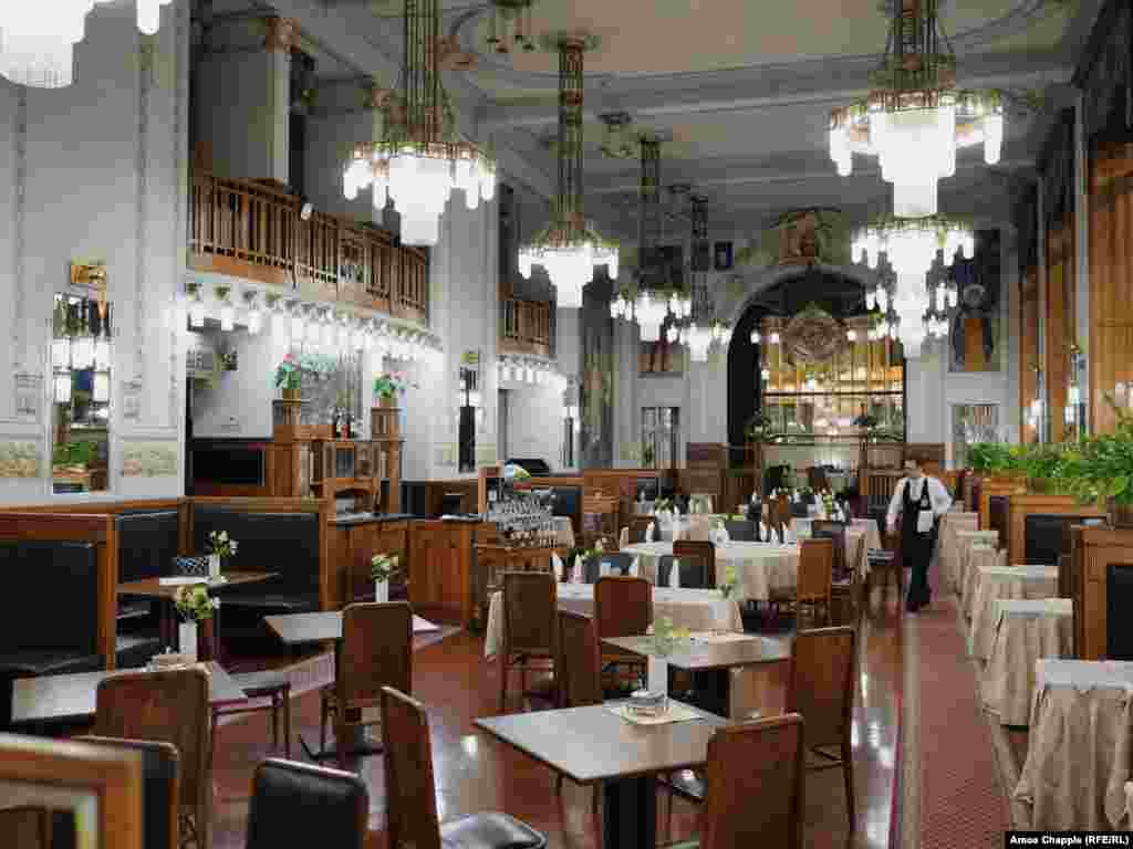 Restaurant din Orașul Vechi, Praga. La masă se aflau, la șapte seara, pe 13 martie, când a fost făcută poza, doar doi clienți.&nbsp;