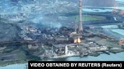 O imagine a uzinei siderurgice Azovstal, grav avariată în timpul asaltului continuu al orașului Mariupol din Ucraina (captură dintr-un material video difuzat pe 15 mai 2022)