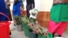 O pagină de ziar în care apare fostul președinte al Turkmenistanului, Gurbanguly Berdymukhammedov, este folosită pentru a împacheta flori.